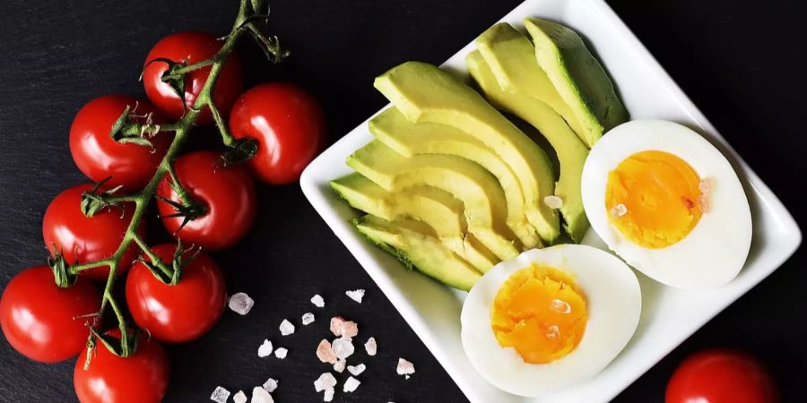 Bestandteile einer Keto-Diät: Tomaten, Ei und Avocado