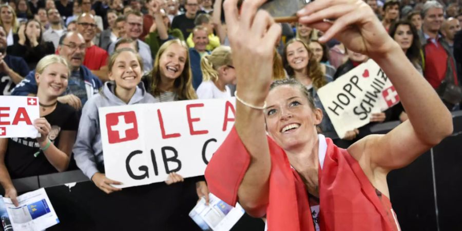 Lea Sprunger: Die Fans in der Schweiz, der Trainer im Ausland.