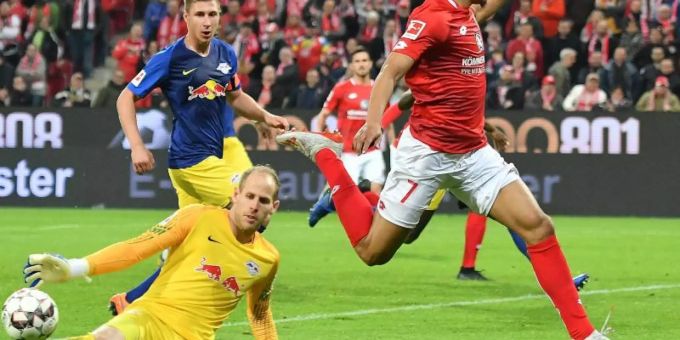Dreimal musste RB-Keeper Peter Gulacsi (M) bei Leipzigs 3:3 in Mainz hinter sich greifen. Foto: Torsten Silz Dreimal musste RB-Keeper Peter Gulacsi (M) bei Leipzigs 3:3 in Mainz hinter sich greifen. Foto: Torsten Silz