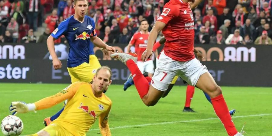 Dreimal musste RB-Keeper Peter Gulacsi (M) bei Leipzigs 3:3 in Mainz hinter sich greifen. Foto: Torsten Silz