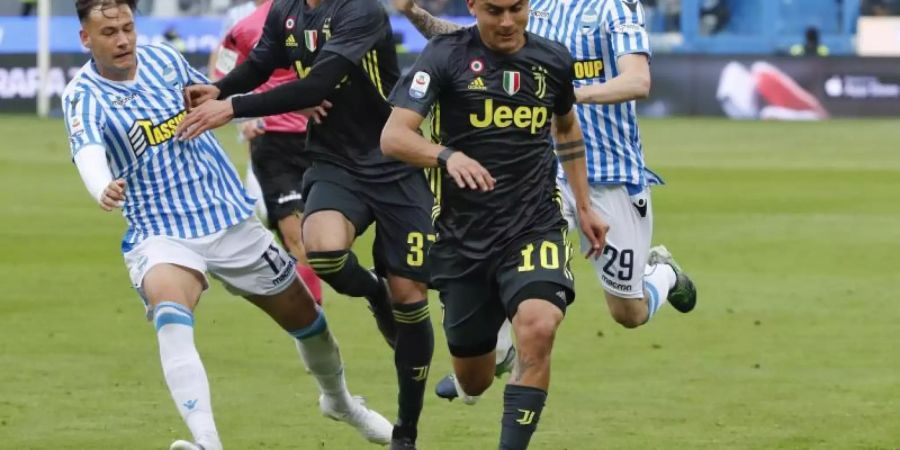 Juventus Turins Paulo Dybala (r) stürmt auf das Tor von Spal Ferrara. Foto: Antonio Calanni/AP