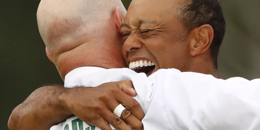 Tiger Woods nach dem Triumph mit seinem Caddie Joe LaCava