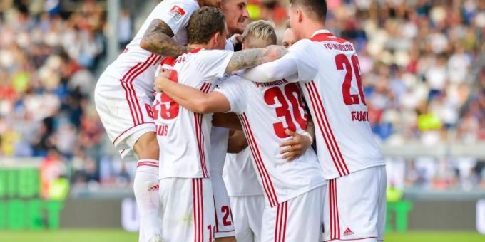 Die Spieler des FC Ingolstadt feiern den 2:1-Sieg gegen Wehen Wiesbaden. Foto: Uwe Anspach Die Spieler des FC Ingolstadt feiern den 2:1-Sieg gegen Wehen Wiesbaden. Foto: Uwe Anspach