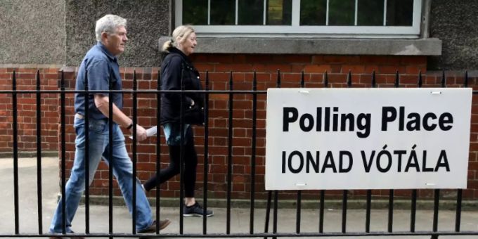 Wähler verlassen ein Wahllokal in Dublin Wähler verlassen ein Wahllokal in Dublin