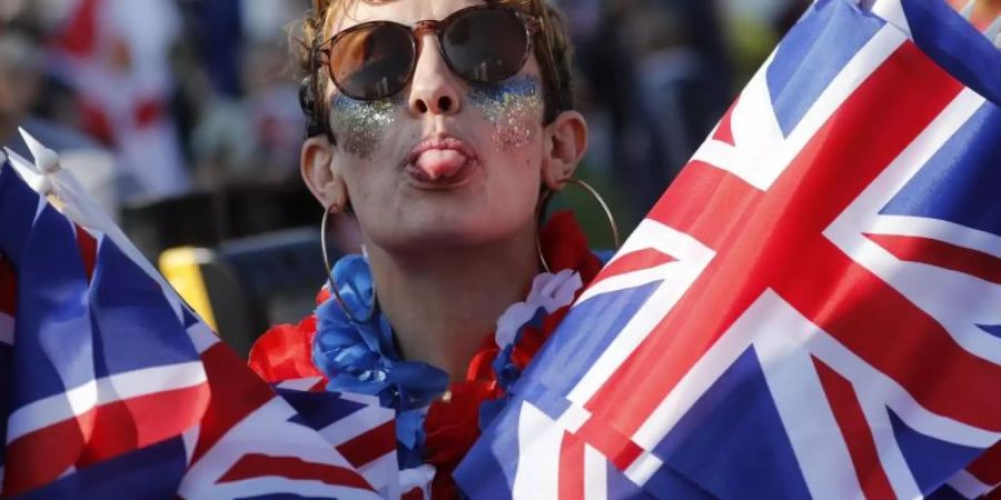 Eine Brexit-Anhängerin streckt dem Fotografen vor dem Parlament in Westminster die Zunge heraus. Laut FDP-Fraktionsvize Alexander Graf Lambsdorff hat London «mit Pleiten, Pannen und Politclowns den Europäern in den vergangenen Monaten den letzten Nerv geraubt». Foto: Frank Augstein/AP