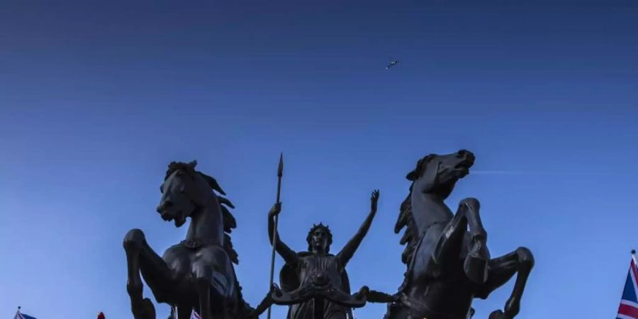 Statue Boudiccan Rebellion in Westminster mit Fähnchen von Grossbritannien. Das britische Parlament hat den mit Brüssel ausgehandelten Brexit-Vertrag am Freitag erneut abgelehnt. Foto: xinhua