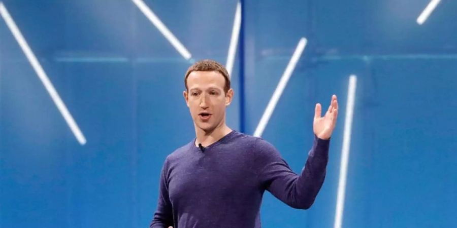 Facebook-Chef Mark Zuckerberg auf der Facebook-Entwicklungskonferenz F8. Recrop. Zuckerberg kommt unter anderem zu Gesprächen mit Justizministerin Barley nach Berlin. Foto: Marcio Jose Sanchez/AP