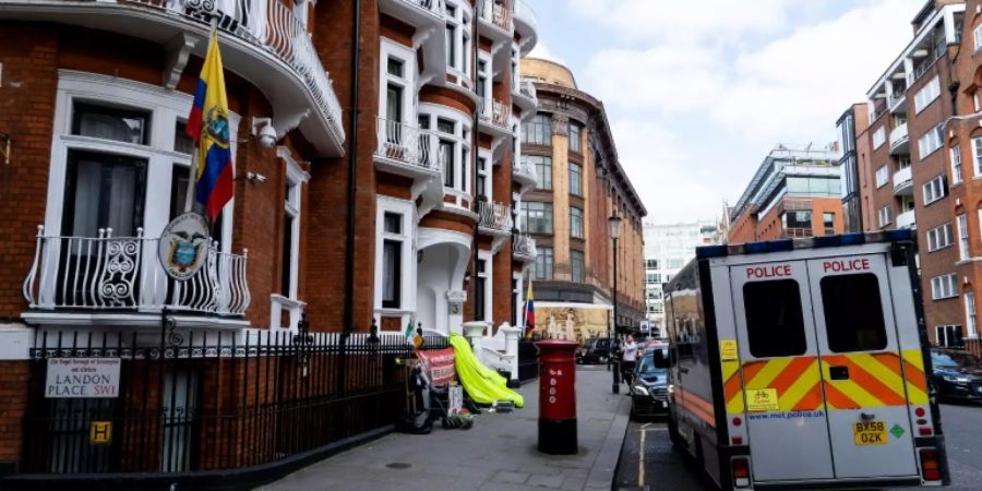 Polizeiwagen vor der Botschaft in London am Donnerstag