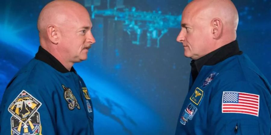 Mark (l) und Scott Kelly sind das bislang einzige eineiige Astronauten-Zwillingspaar. Vor, während und nach der Jahres-Mission wurden die beiden immer wieder untersucht. Foto: Robert Markowitz/Nasa