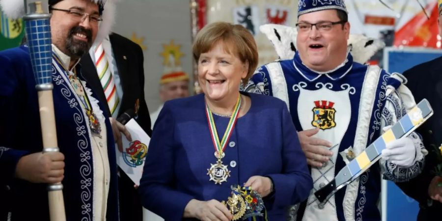 Kanzlerin Angela Merkel mit Karnevalisten