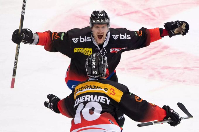 SCB Center Gaëtan Haas und Tristan Scherwey harmonieren auf dem Eis sehr gut. SCB und Gaëtan Haas