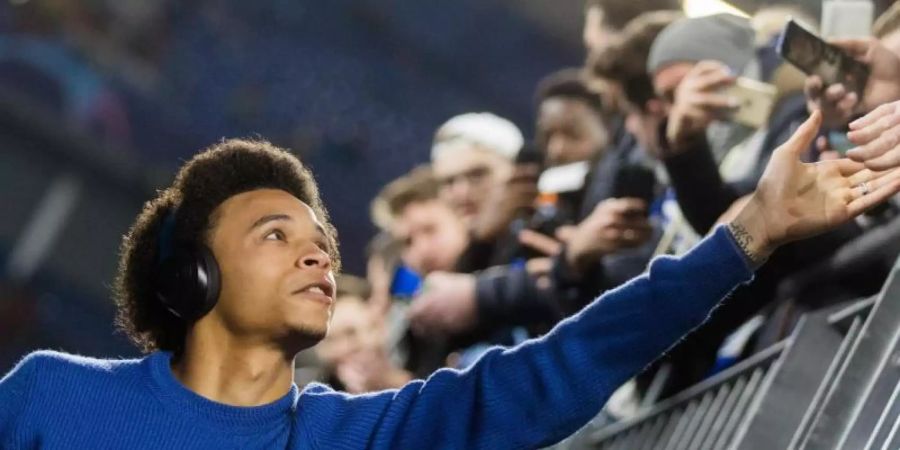 Leroy Sane wird bei seiner Ankunft in der Veltins Aarena von den Fans begrüsst. Foto: Rolf Vennenbernd