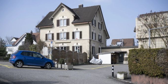 Blick auf ein Mehrfamilienhaus an der Zelglistrasse in Windisch, März 2023. fall windisch