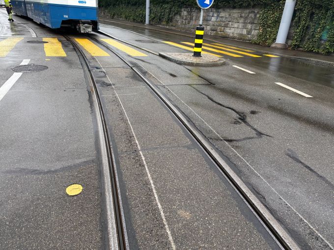 Der Asphalt der Strasse wurde oberflächlich beschädigt. Tram Zürich Entgleist