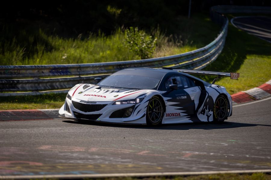 AlphaTauri-Star Yuki Tsunoda pilotiert einen Honda NSX GT3 auf der Nordschleife.