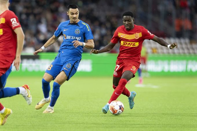 Ernest Nuamah (rechts) in Action. Olympique Lyon wird viel Freude am Talent haben. Olympique Lyon, Ernest Nuamah