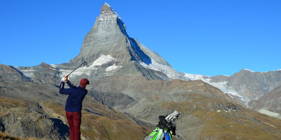 Golfen vor dem Matterhorn.