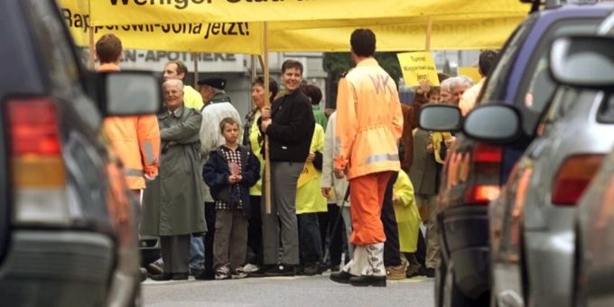 Bereits im Oktober 2000 demonstrierten rund 300 Personen in Rapperswil für einen Stadttunnel. (Archivbild) Bereits im Oktober 2000 demonstrierten rund 300 Personen in Rapperswil für einen Stadttunnel. (Archivbild)