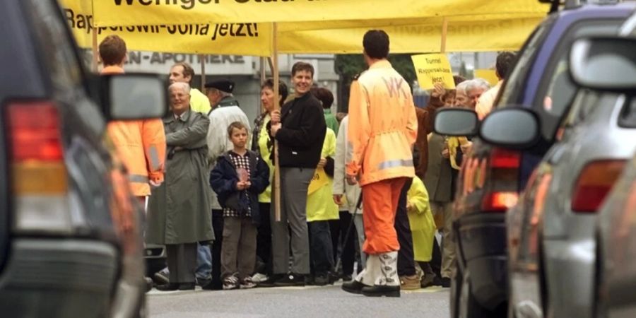 Bereits im Oktober 2000 demonstrierten rund 300 Personen in Rapperswil für einen Stadttunnel. (Archivbild)