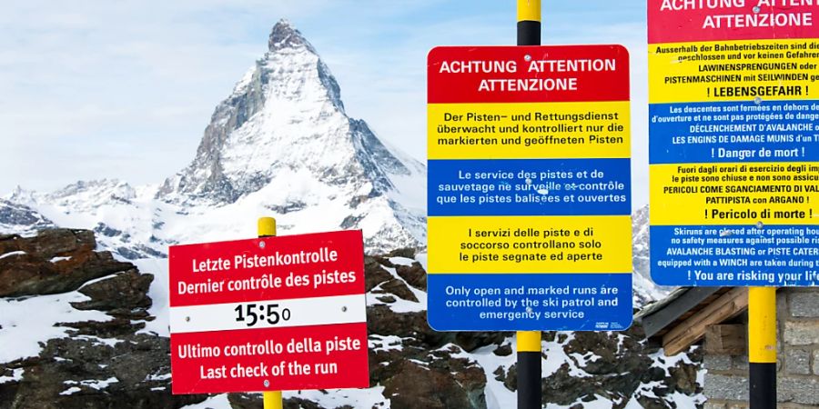 In der Schweiz gehört Mehrsprachigkeit zum Alltag. Das zeigen die Pistenschilder vom Matterhorn-Gipfel in Zermatt. Warum das so ist, thematisiert das Landesmuseum in Zürich in der Ausstellung «Sprachenland Schweiz».