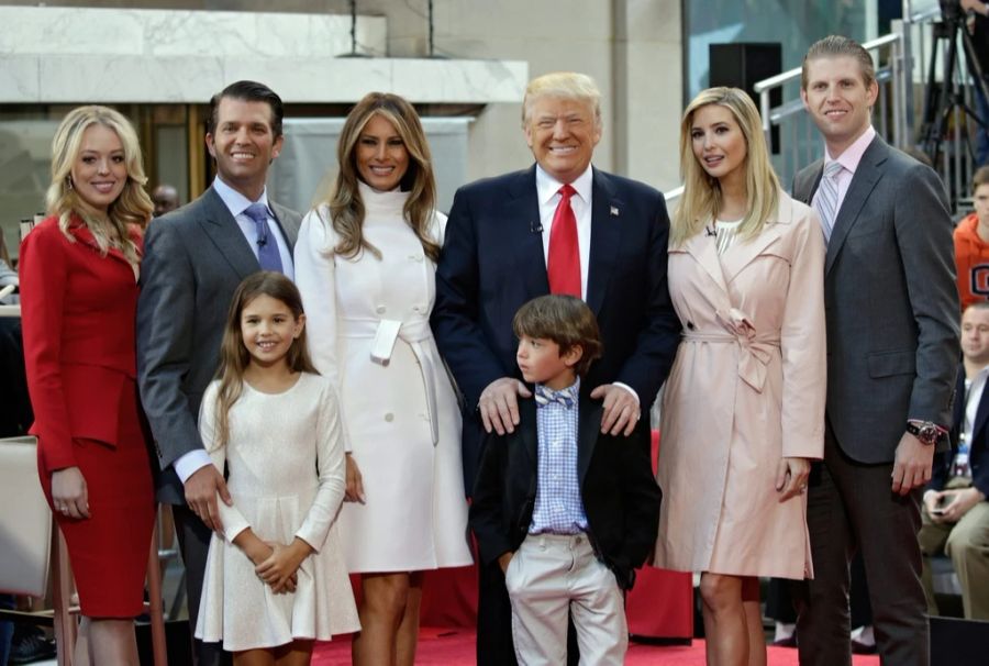 Donald Trump zusammen mit seiner Tochter Tiffany (links). Daneben Donald Trump Junior mit seinen Kindern Kai und Donald Trump III. Direkt links neben Donald Trump steht dessen Frau Melania.