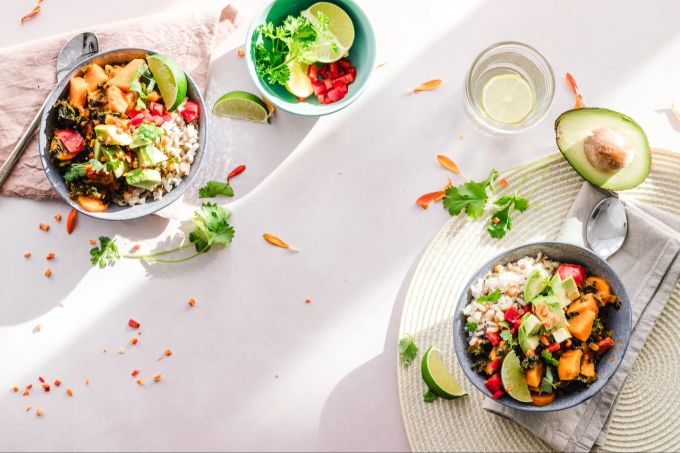 Pflanzliche Lebensmittel haben eine geringere Auswirkung auf das Klima als tierische Produkte. veganes Essen