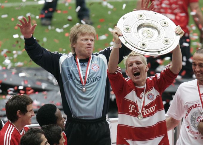 Als Goalie holt Oliver Kahn mit Bayern München achtmal die Meisterschale. Bayern München