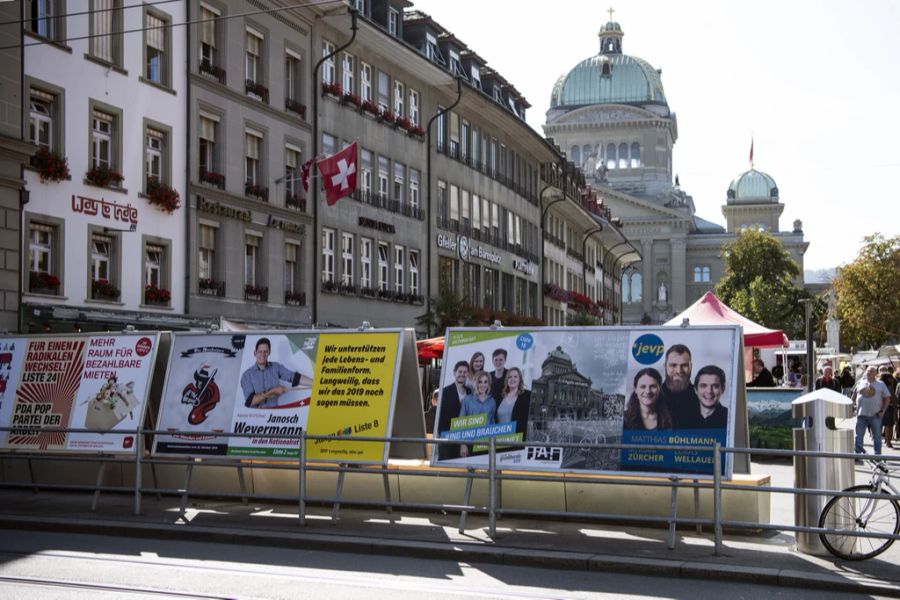 Plakate an den «Politständern» werben für Kandidierende der Nationalratswahlen 2019. (Archivbild)