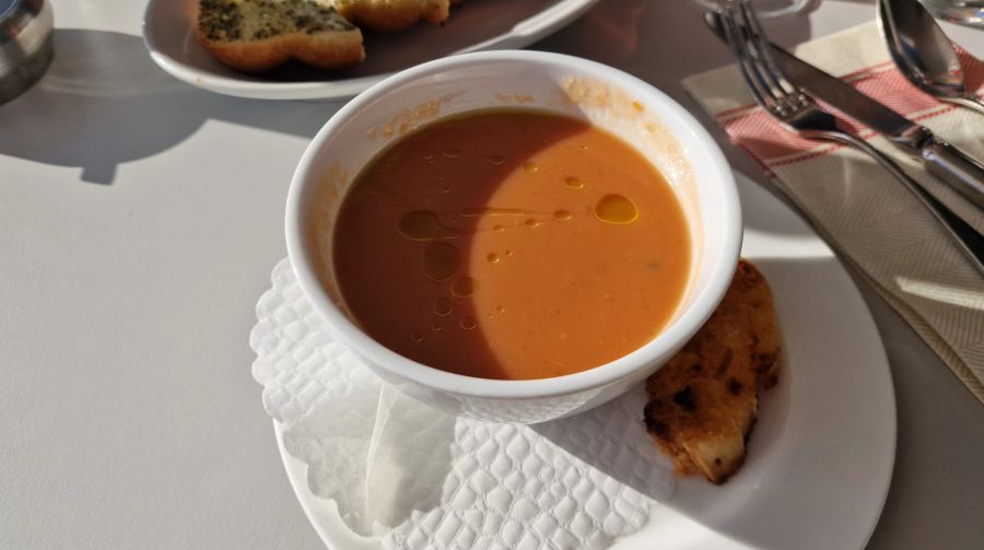 Ola, Gazpacho: Die kalt-serviert Suppe wird aus ungekochtem Gemüse hergestellt und stammt aus Andalusien und der Algarve.