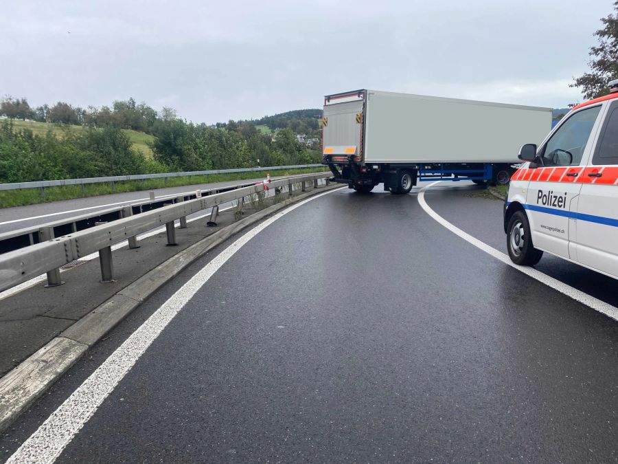 Aufgrund des Unfalls musste die A14 gesperrt werden.