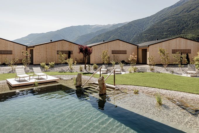 Naturschwimmteich gefällig? Gibts im Amolaris. Amolaris Private Garden Chalets