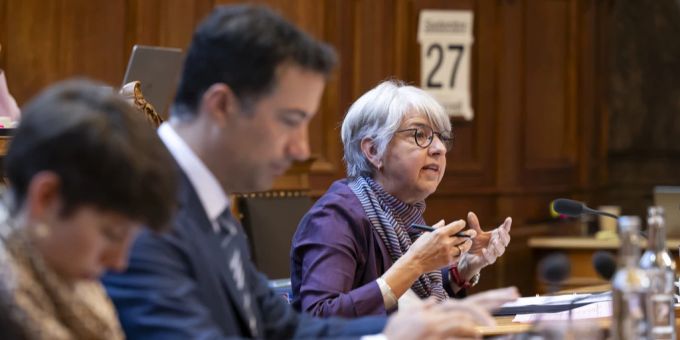 Bundesrätin Elisabeth Baume-Schneider (r.) spricht an der Ausserordentlichen Session «Zuwanderung und Asyl» während der Herbstsession im Ständerat September 2023.