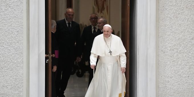 Papst Franziskus kommt zu einer Audienz. Foto: Andrew Medichini/AP/dpa Papst Franziskus