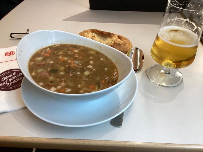 «Ich will auch das Mittagessen loben: Eintopf, ziemlich lecker!» – schreibt Claude Longchamp auf Facebook. Deutsche Bahn Odyssee Longchamp