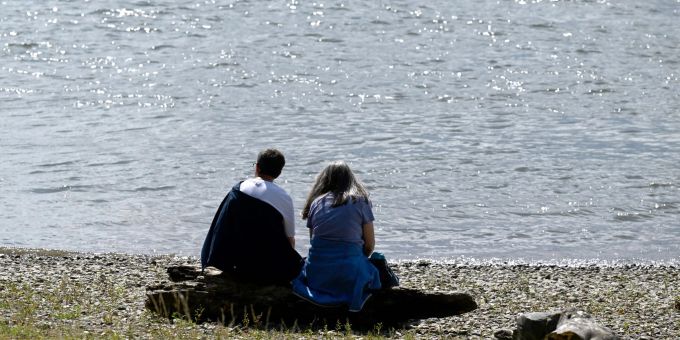 Könnte ein Bild am kommenden Samstag sein: Spaziergänger sitzen am Ufer des Rheins und geniessen die Sonne. Wetter