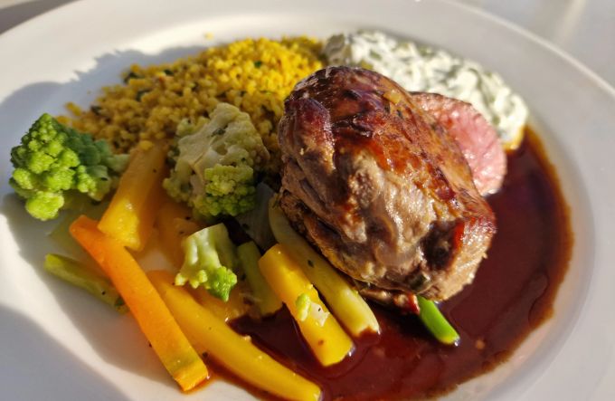 Die marinierte Lammhuft mit Bulgur-Petersiliensalat und Tsatsiki. Restaurant
