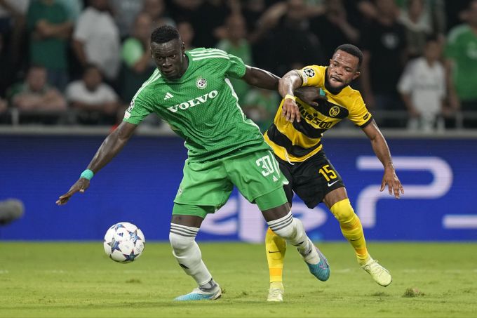 Meschack Elia (YB) im Zweikampf mit Abdoulaye Seck (Maccabi Haifa) im Playoff zur Champions League. YB Haifa Champions League