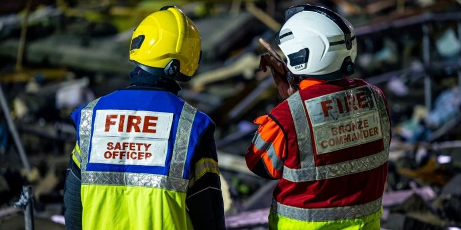 Einsatzkräfte am Explosionsort auf Jersey