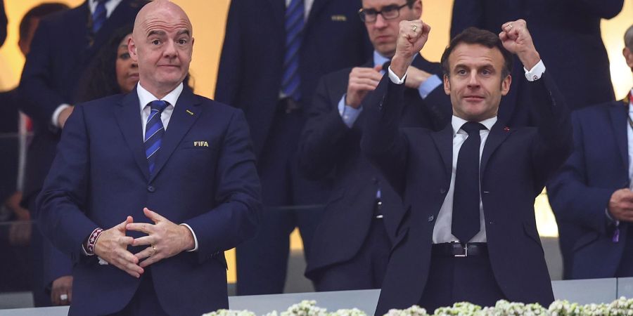 Mächtiger Männer: Frankreichs Staatspräsident Emmanuel Macron (r) und FIFA-Boss Gianni Infantino..