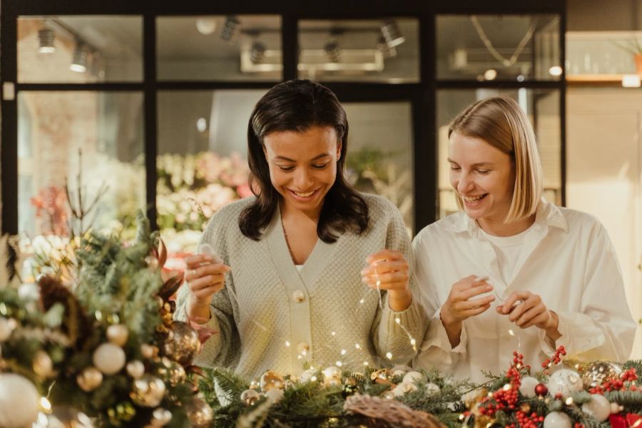 Weihnachtsdeko Frauen Lichter Lachen fröhlich feierlich