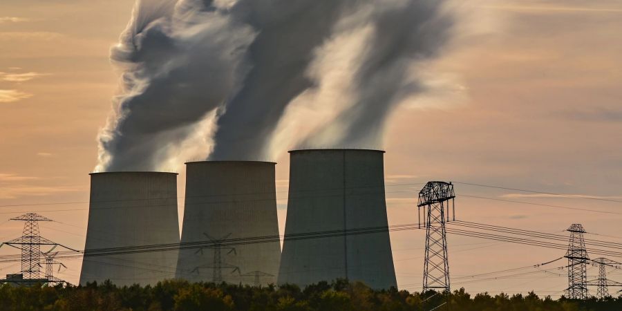 Wasserdampf steigt aus den Kühltürmen des Braunkohlekraftwerks Jänschwalde der Lausitz Energie Bergbau AG (LEAG) auf.