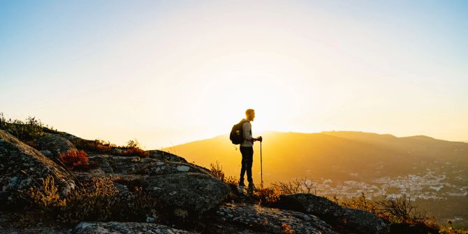 Mann Wandern Sonne Berge Portual Algarve