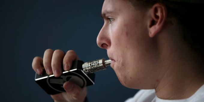 Mann mit E-Zigarette Mann mit E-Zigarette