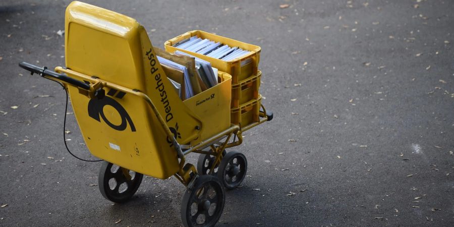 Der Trolley eines Zustellers der Deutschen Post in Stuttgart.