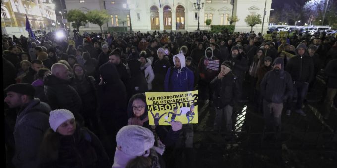 Demonstranten halten Plakate mit der Aufschrift: «Werden wir zulassen, dass sie unsere Stimme stehlen?», während sich Hunderte von Bulgaren am Donnerstag, 1. Dezember 2022, vor dem bulgarischen Parlament versammeln. Hunderte von Menschen haben in der bulgarischen Hauptstadt gegen eine Änderung des Wahlgesetzes protestiert, die die Wiedereinführung von Stimmzetteln auf Papier vorsieht, welche die vorherige reformistische Regierung durch Wahlmaschinen ersetzt hatte. Bulgaria Elections Protest
