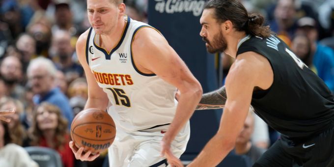 Nikola Jokic (l) setzte sich mit den Denver Nuggets gegen die Memphis Grizzlies mit Steven Adams durch. Nikola Jokic (l) setzte sich mit den Denver Nuggets gegen die Memphis Grizzlies mit Steven Adams durch.