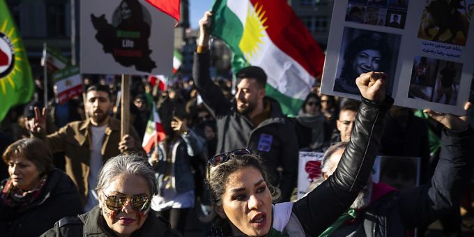 Vom Bundesrat forderten die Demonstrierenden die Übernahme der EU-Sanktionen gegen den Iran. Vom Bundesrat forderten die Demonstrierenden die Übernahme der EU-Sanktionen gegen den Iran.