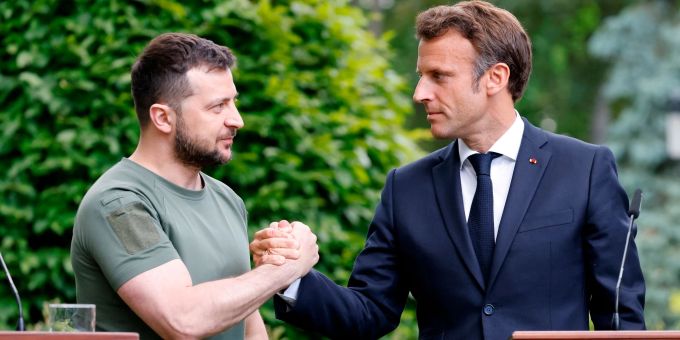 Wolodymyr Selenskyj (l), Präsident der Ukraine, und Frankreichs Präsident Emmanuel Macron bei einer Pressekonferenz in Kiew. (Archivbild) Selenskyj und Macron