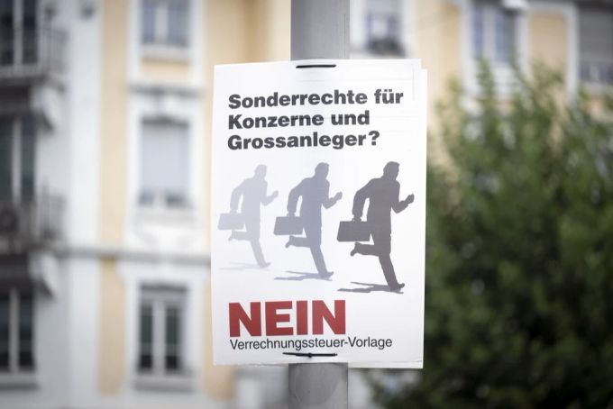 Ein Plakat wirbt für ein Nein zur Änderung des Bundesgesetzes über die Verrechnungssteuer, am Samstag, 20. August 2022 in Solothurn. In der Volksabstimmung vom 25. September 2022 lehnten die Stimmbürgerinnen und Stimmbürger die Änderung des Bundesgesetzes über die Verrechnungssteuer mit 52,01 Prozent Nein-Stimmen knapp ab. (Archivbild) STS Sarah Wyss Finanzpolitik