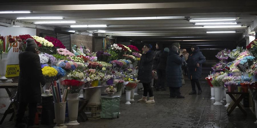 Blumenverkäufer unterhalten sich in einem unterirdischen Durchgang im Stadtzentrum von Kiew. Foto: Efrem Lukatsky/AP/dpa